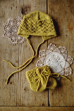 Load image into Gallery viewer, Princess Gabriella Bonnet and Booties BC79 in 4 Ply
