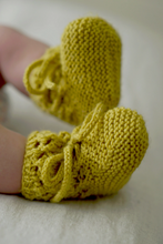 Load image into Gallery viewer, Princess Gabriella Bonnet and Booties BC79 in 4 Ply
